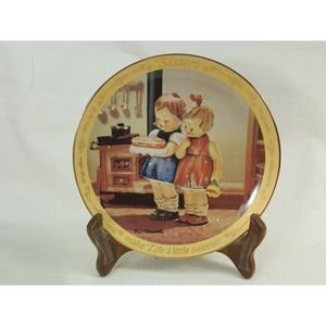 M.J. Hummel Make Life A Little Sweeter Sisters Plate Danbury Mint CDB32